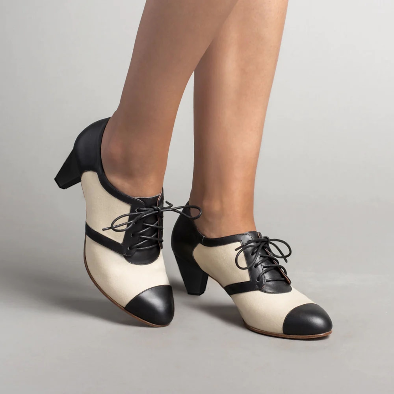 Women's Vintage Two-Tone Oxford Shoes - Classic Lace-Up Low Heel for Retro Office or Casual Wear 2025 - Image 4