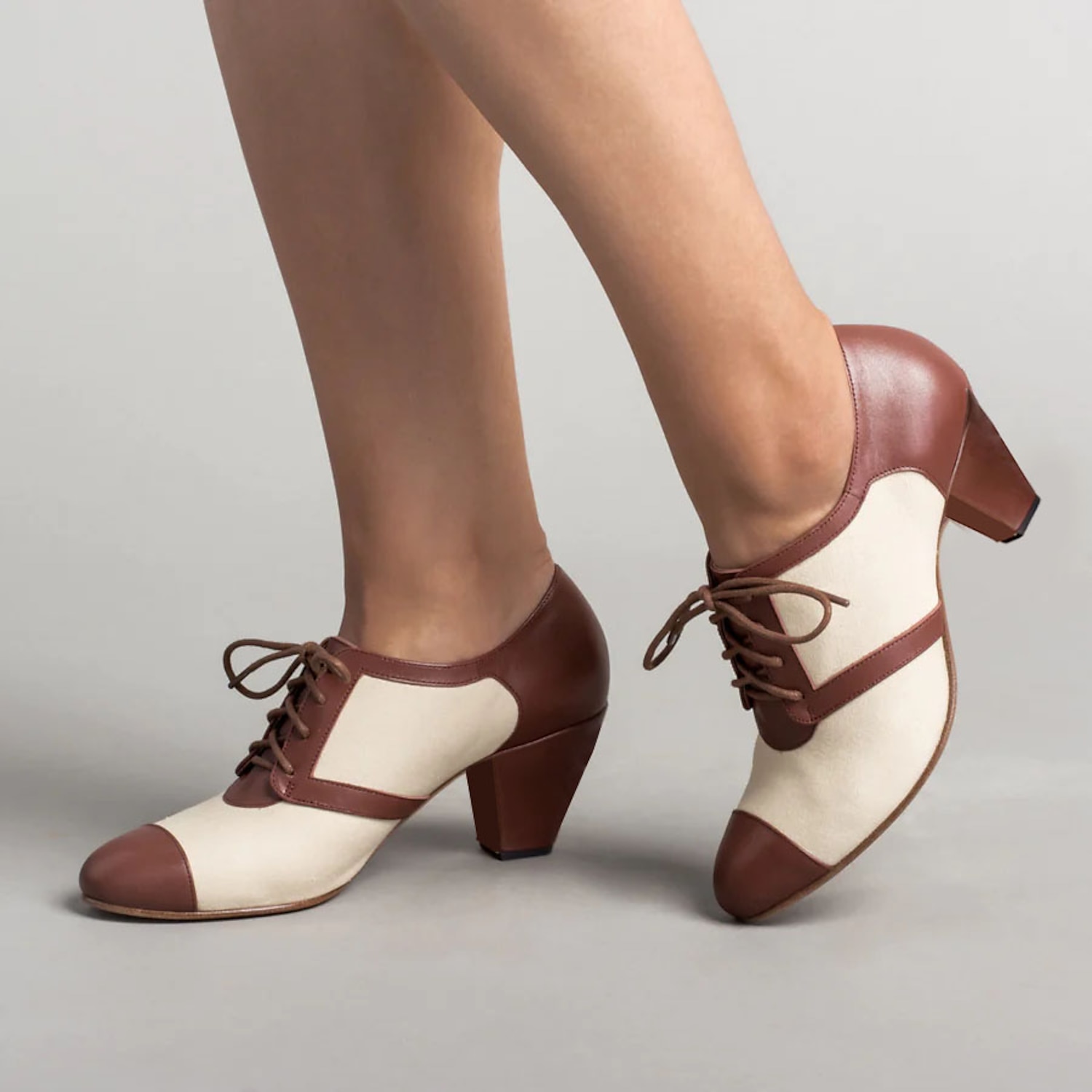 Women's Vintage Two-Tone Oxford Shoes - Classic Lace-Up Low Heel for Retro Office or Casual Wear 2025 - Image 2